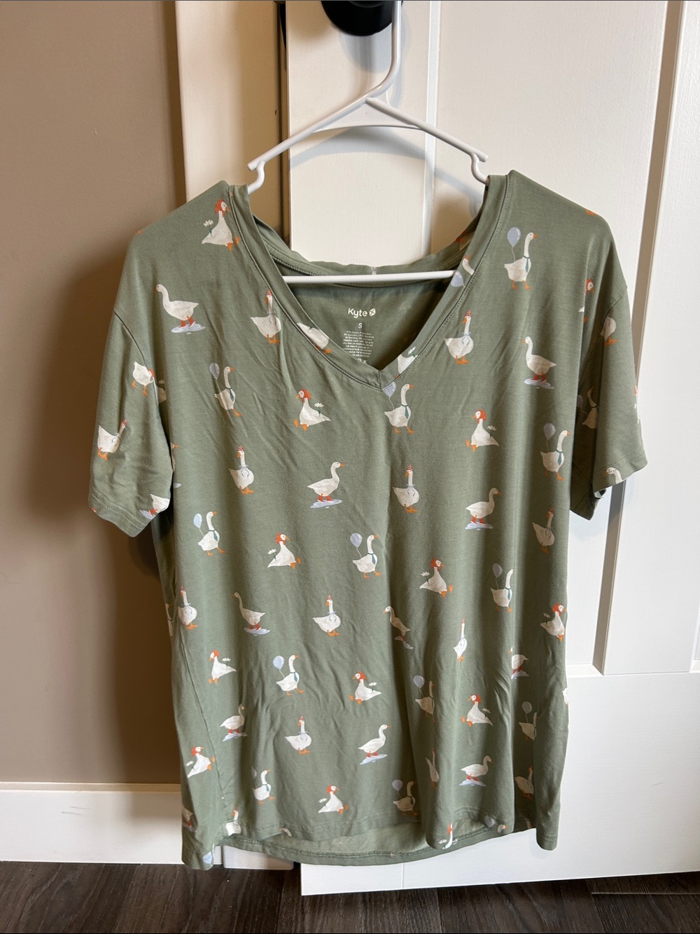 Women’s Kyte Duck Print V-Neck Top